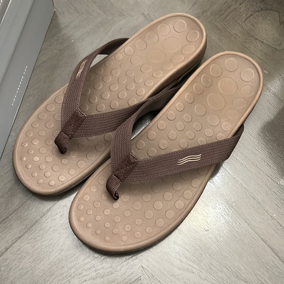 Vionic Wave Toe Post Sandal with Concealed Orthotic Arch Support - Picture 8 of 10
